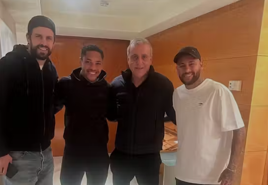 Neymar și Pique se întâlnesc cu atacantul Barcelonei pentru discuții